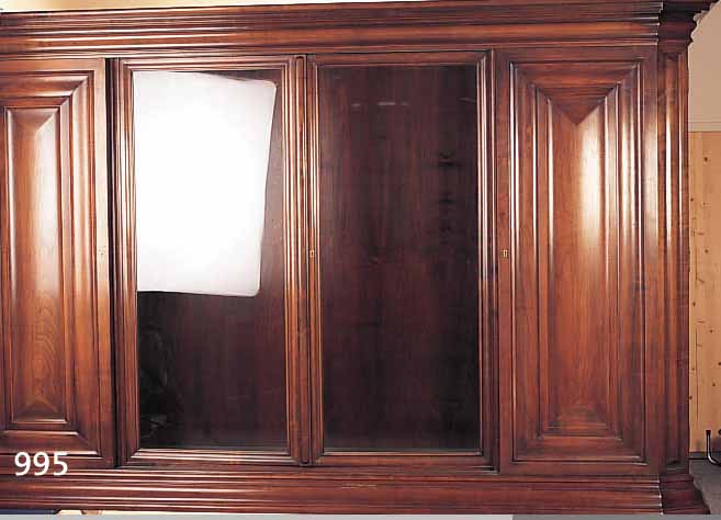 BüCHERSCHRANK, DEUTSCH, STILMöBEL DER 70ER JAHRE, BAROCKSTIL, NUßBAUMFURNIER, MITTLERE TüREN VERGLAST, CA. 175 X 280 X 53 CM LEICHTE ...
