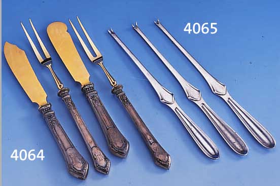 4 VORLEGEGABELN, BUTTER- UND KäSEMESSER, DEUTSCH NACH 1908, 800ER SILBER, GRIFFE GE- FüLLT, GEBR.-TEILE METALL VERG., KLASSIZIST., VEREINTE ...