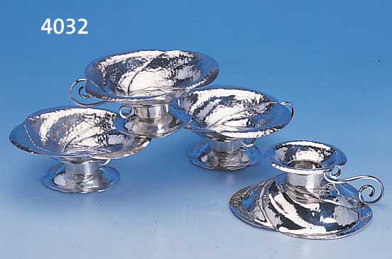 4 KERZENLEUCHTER/KNABBERSCHäLCHEN, 900ER SILBER, BLATTDEKOR, HAMMERSCHLAGVERZIERUNG,MIT GRIFF, BEZ. HANDARBEIT, MEISTERMARKE TL UNGEDEUTET, ...