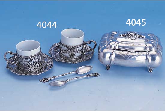 ZUCKERDOSE, ITALIEN CA. 30ER JAHRE, 800ER SILBER, BAROCKSTIL, SCHöNE GEBAUCHTE FORM, AUF 4 FüßEN, SCHARNIERDECKEL MIT APPLI- KATION, 7 ...
