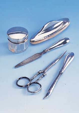 NAGELSET, LONDON 1947, IM ORIG.ETUI, STERLINGSILBER, BEST. AUS KL. DöSCHEN M. GLASTIEGEL (GEKLEBT), NAGELPOLIERER, FEILE, MESSER, ...
