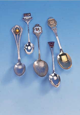 KONVOLUT 12 SAMMELLöFFEL, SILBER, TEILVERG.VON CA. 1900-1950, TEILW. EMAILL., VERSCH. DARSTELLUNGEN, 1 X MIT CITRINFARB. STEINBES.