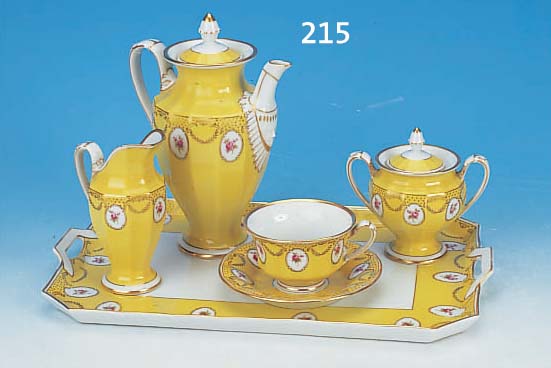 SOLITAIRE, FüRSTENBERG, 30ER JAHRE, PORZEL- LAN, TABLETT: 40 X 25 CM, GELBGRUNDIG, MIT KL.ROSENDEKOR, GOLDSTAFFAGE, BEST. AUS KANNE, ZUCKERDOSE, ...
