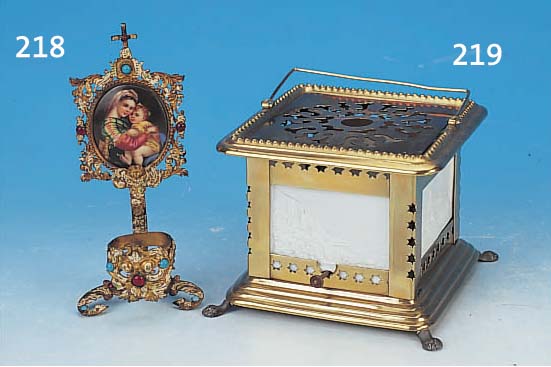 PORZELLANMALEREI, DEUTSCH, UM 1900, PORZELLAN UND MESSINGBLECH, H. 17 CM, LITHOGRAPHIERT UND AUSGEMALT, STäNDER MIT GLASPERLEN ...