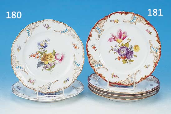 ZWEI TELLER, NYMPHENBURG, CA. 20ER JAHRE, PORZELLAN, BLUMENBOUQUET, RAND M. DURCHBRUCH- ARBEIT, GOLDSTAFFAGE, D. CA. 21 CM