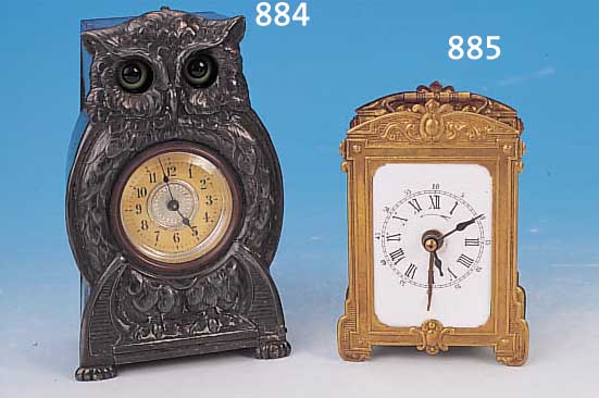 TISCHUHR MIT AUTOMAT, JUNGHANS, UM 1910/20 HOLZUMRANDUNG GEGOSSENE METALLFRONT IN FORM EINER EULE, PAPIERZIFFERNRING, STIFTENANKER- GANGWERK, ...