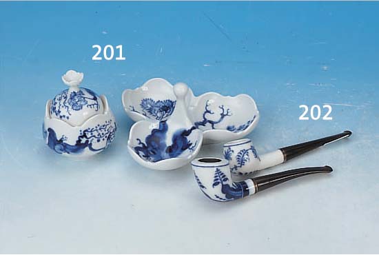 ZWEI TEILE MEISSEN, 2. HäLFTE 20. JH., PORZELLAN, BEMALT, H. 9/7 CM, DECKELDöSCHEN UND SCHALE