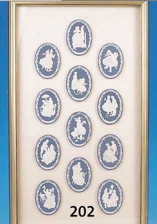 12 PLAKETTEN, WEDGWOOD, 50/60ER JAHRE, BLAUES BISQUITPORZELLAN MIT WEIßEN RELIEFS, JE CA. 8.5 X 6 CM, IN EINEM RAHMEN