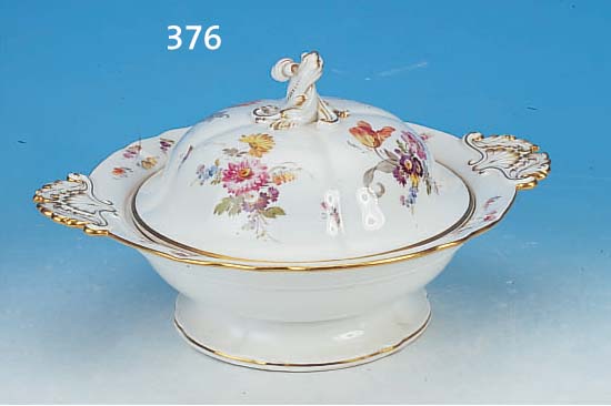 DECKELTERRINE, MEISSEN, UM 1870, PORZELLAN, 1. WAHL, SEHR FEIN BEMALT MIT BLUMENBOUQUETS, STREUBLUMEN UND SCHMETTERLINGEN, GOLDRAND, H. CA. 15 ...