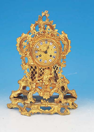PENDULE, FRANKREICH, UM 1880, VERZIERTER UND VERGOLDETER MESSINGGUß, MIT ANGEDEUTETER KONSOLE, IM SOCKELBEREICH MIT ...
