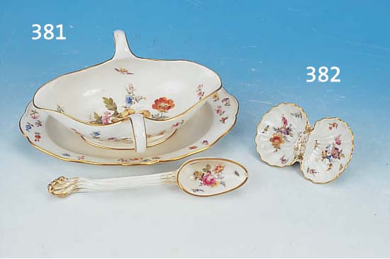 SAUCIERE MIT LöFFEL, MEISSEN, UM 1870, 1. WAHL, PORZELLAN, FEINE BEMALUNG MIT STREUBLUMEN, INSEKTEN UND SCHMETTERLINGEN, IN DER ...