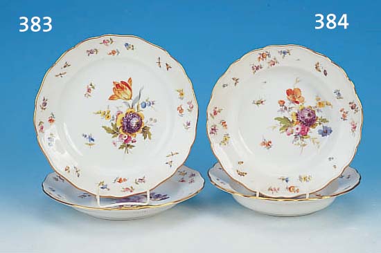 ZWEI TELLER, MEISSEN, UM 1870, 1. WAHL, PORZELLAN, FEINE BUNTE BEMALUNG MIT STREU- BLUMEN, INSEKTEN UND SCHMETTERLINGEN, IN DER MITTE M. ...