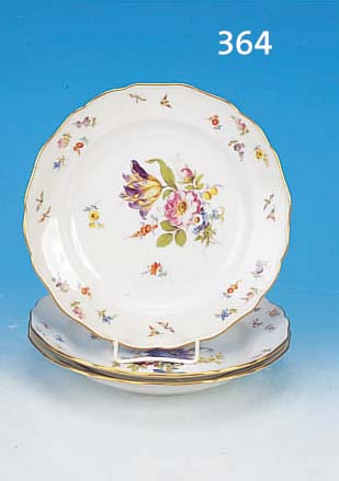 DREI TELLER, MEISSEN, UM 1870, 1. WAHL, PORZELLAN, FEINE BUNTE BEMALUNG MIT STREU- BLUMEN, INSEKTEN UND SCHMETTERLINGEN, IN DER MITTE M. ...