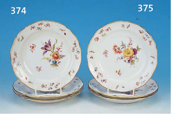 DREI KUCHENTELLER, MEISSEN, UM 1870, 1. WAHL, PORZELLAN, SEHR FEINE BUNTE BEMALUNG MIT BLUMENBOUQUETS, STREUBLUMEN, INSEKTEN UND ...