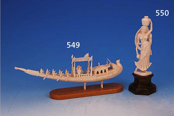 ELFENBEINSKULPTUR, INDIEN, 50ER JAHRE, FEINE SCHNITZEREI, JUNGE FRAU MIT WASSERKRUG, AUF HOLZSOCKEL, H. GESAMT CA. 26,5 CM