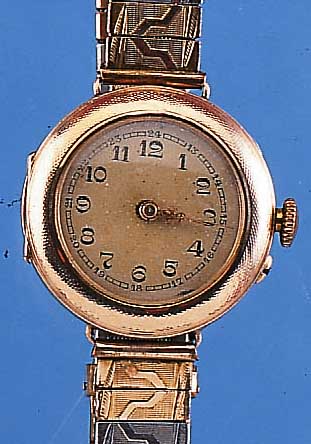 DAMENTASCHENUHR ALS DAMENARMBANDUHR, SCHWEIZUM 1905, ROSE-G. 585/000, METALLINNENBODEN, VERG. ZYLINDERW., 10 ST., ZEIGERST. AUßEN 4, ...