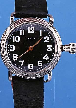 ZENITH FLIEGERARMBANDUHR, SCHWEIZ UM 1937, NICKEL, BODEN U. GLASR. GESCHR., EMAIL-KON- TRASTZIFFERBL. FEIN HAARR., M. LUPE ERKENNB., DREHLüNETTE ...