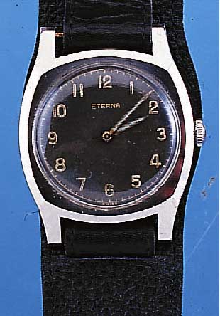 ETERNA MILITäRARMBANDUHR, REF.-NR. 3328981, SCHWEIZ UM 1935, EDELST., CARREE-CAMBRE-FORM, BODEN GESCHR., SCHW. BLATT, ALTERSBED. FARBL. GET., GR. ...