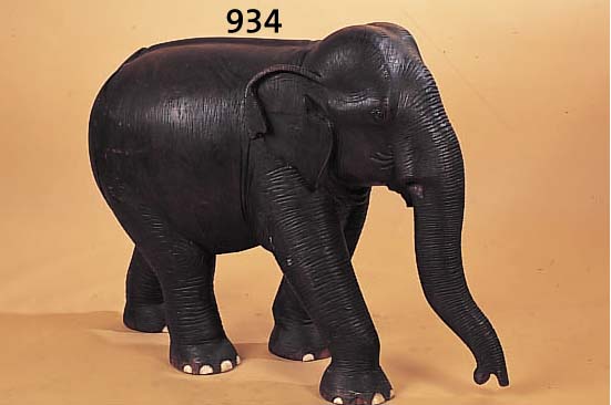 SKULPTUR, INDIEN, CA. 20 JAHRE ALT, ROSENHOLZ GESCHNITZT, OHNE STOßZäHNE, BEINEINLAGEN, EINIGE FEHLEN,, L. BESCHäDIGT