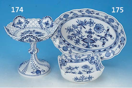 FUßSCHALE, MEISSEN, UM 1870, , PORZELLAN, ZWIEBELMUSTER, H. 22 CM, D. 22 CM, AM FUß L. BESTOßEN