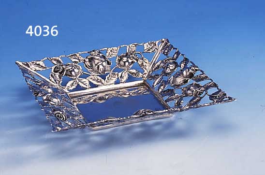 ANBIETSCHALE, WOHL DEUTSCH 30ER JAHRE, 800ER SILBER, FAHNE MIT REICHEM HALBPLAST. ROSENDEKOR, DURCHBRUCHARBEIT, CA. 3.5 X 20 X 20 CM, CA. ...