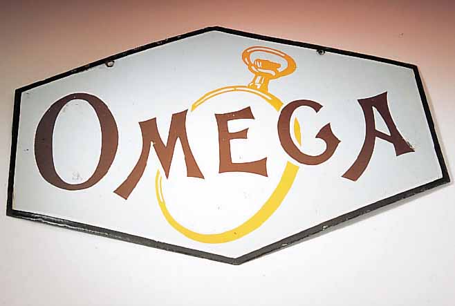 OMEGA EMAILWERBESCHILD AUS DEN 30ER JAHREN, BLECH BEIDSEITIG EMAILLIERT, BILD UND SCHRIFT LEICHT RELLIEFFIERT, DOPP. LOCHUNG, BLASSES RESEDAGRüN, ...