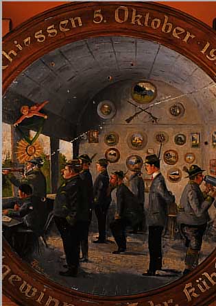 SCüTZENSCHEIBE, DEUTSCH, DATIERT 1912, HOLZ BUNT BEMALT, ZAHLREICHE EINSCHUSSLöCHER, MALEREI TEILS VERKRATZT, WIDMUNG AUF DEM RAND,D. CA. 66 ...