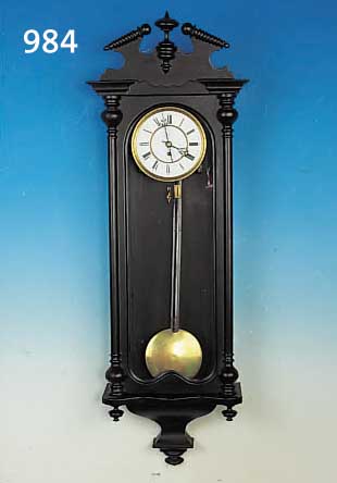 WANDUHR, GEBIET DER EHEM. K.K. MONARCHIE, UM 1890, VERZIERTES HOLZGEHäUSE, SEKUNDäR SCHWARZ GELACKT, ORIGINAL-AUFSATZ, DREISEITIG VERGLAST, ...