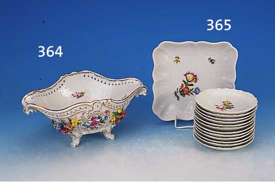 FUßSCHALE, DRESDEN, 30ER JAHRE, PORZELLAN, 12 X 26 X 16 CM, BEMALT, BLUMENAPPLIKATIONEN, MIN. BEST.