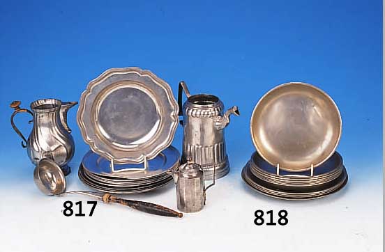 17 TEILE ZINN, DEUTSCH, 18. UND 19. JH., D. CA. 23 - 31 CM, KANNEN VERSCHIEDEN, SCHüSSEL, 11 TELLER, 4 KANNEN, DREI ...