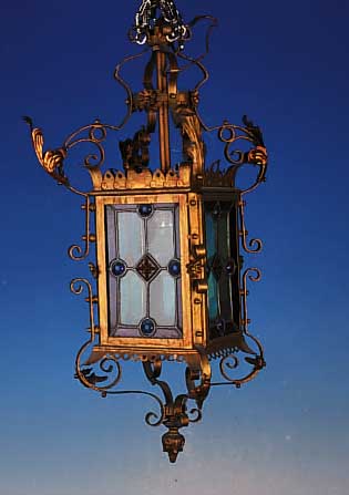 DECKENLAMPE, DEUTSCH, UM 1900/20, MONTUR SCHMIEDEEISEN, H. CA. 72 CM, BUNTE GLASEINSäTZE, ALTE ELEKTR. NICHT GEPRüFT, L. L. ...