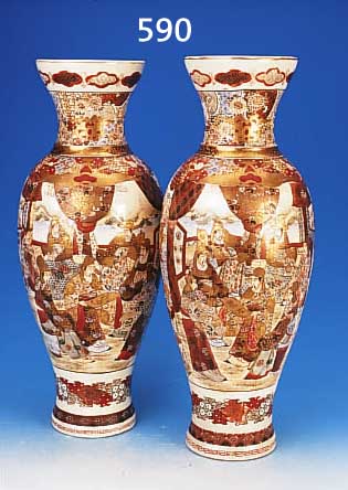 GROßES VASENPAAR, SATSUMA, JAPAN, UM 1880, STEINZEUG, H. CA. 63 CM, UMLAUFEND FEINE BUN- TE BEMALUNG, REICHE DARSTELLUNG VON PERSONEN- GRUPPEN, IM ...