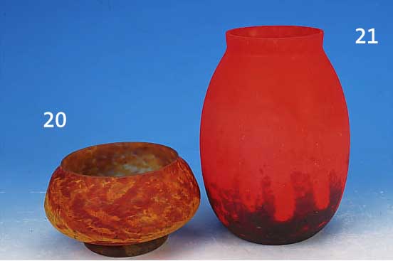 VASE, DELATTE, 30ER JAHRE, FARBLOSES GLAS, H. 20 CM, ROT UND BLAU EINGEPUDERT, SIGNIERT