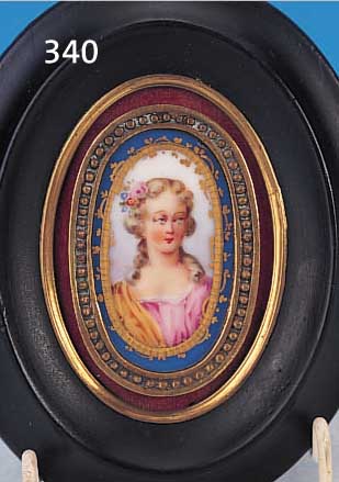PORZELLANPLATTE, PARIS, UM 1900, PORZELLAN/MESSING/HOLZRAHMEN, 14.5 CM, FRAUENPORTRAIT