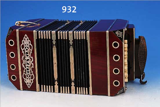 BANDONEUM, ELA-ELA, UM 1910, MAHAGONIEGE- HäUSE, METALLBESCHLäGE, PERLMUTT-TASTATUR, SEITL. 2 LEDERRIEMEN, L. ALTERSSP.
