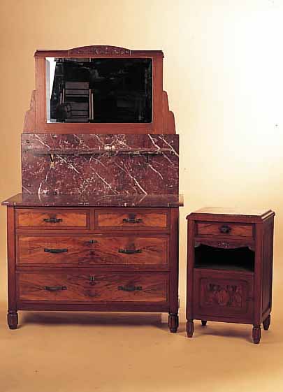 SCHLAFZIMMER, ART-DECO, 20ER JAHRE, WURZELNUßFURNIER AUF EICHEKORPUS, BEST. AUS: BETTENPAAR, ZWEI NACHTSCHRäNKCHEN, FRISIER- KOMMODE, ...