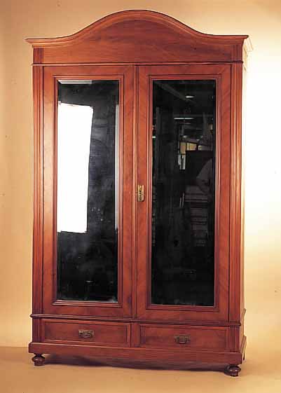 KLEIDERSCHRANK, JUGENDSTIL, UM 1910, NUßBAUMFURNIER, TüREN FACETT. VERSPIEGELT, ZWEI SCHüBE, KLEIDERSTANGE, EINLEGEBODEN, ...