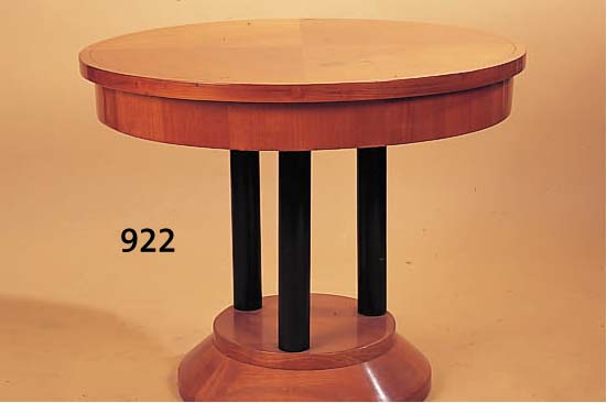 RUNDER TISCH, DEUTSCH, MüNCHEN, UM 1905-10, KIRSCHBAUMFURNIER, PLATTE GESPIEGELT, DREI GESCHWäRZTE SäULEN, H. CA. 69 CM, D. CA. 75 CM