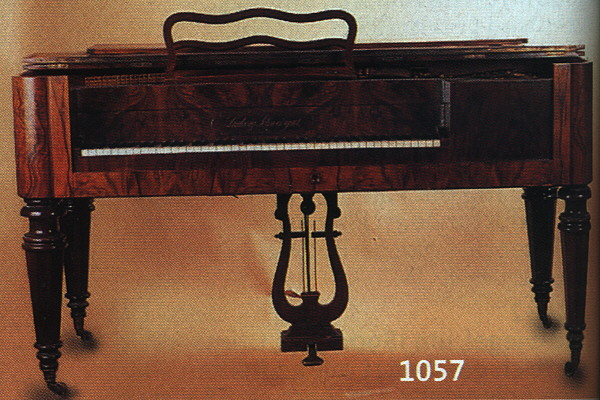 TAFELKLAVIER, DEUTSCH, UM 1830-40, NUßBAUMWURZELFURNIER, GEDRECHSELTE BEINE, SEITLICH RECHTS SCHWUNDRISS LäNGS, RüCKSEITE ...