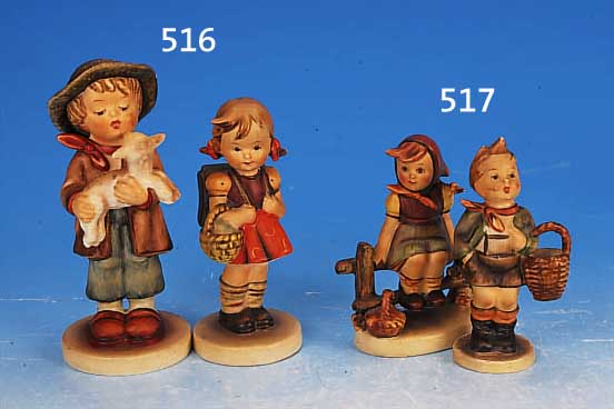 ZWEI HUMMELFIGUREN, GOEBEL, UM 1949-52, MäDCHEN AUF ZAUN SITZEND, H. CA. 10 CM; JUNGE MIT KORB, LEICHT BESTOßEN, H. CA. 10 CM