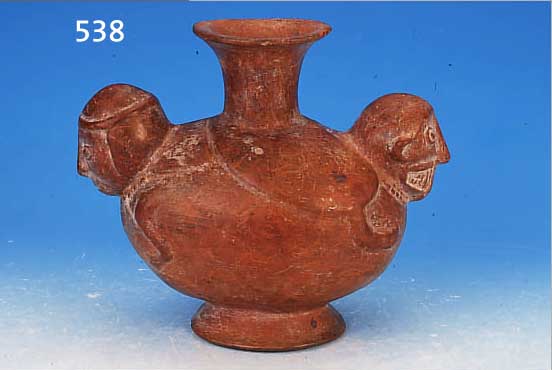 FIGüRLICHES GEFäß, PERU/ECUADOR, QUIMBAYA, UM 600-900 N. CHR., GEBRANNTER TON, ZWEI STILI-SIERTE VOLLPLASTISCHE KöPFE, OBERER RAND LEICHT ...