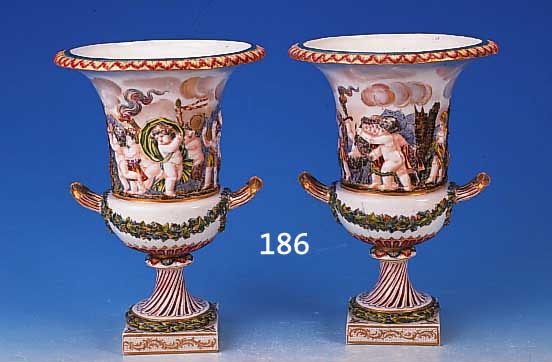 ZWEI POKALVASEN, CAPO DI MONTE, UM 1850, PORZELLAN, TEILRELIEFIERTER DEKOR, UMLAUFENDE DARSTELLUNG VON MUSIZIERENDEN UND TANZENDEN PUTTI, ...