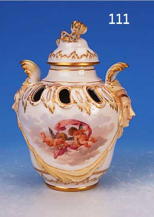 DECKELVASE, KPM, BERLIN, UM 1880, PORZELLAN,FEINE BUNTE BEMALUNG, ZWEI KARTUSCHEN MIT JE EINER DARSTELLUNG VON ZWEI PUTTI UND EINEM ...