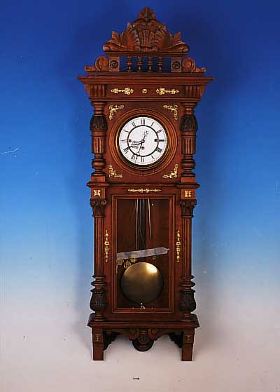 WANDUHR, JUNGHANS, UM 1900, REICH VERZIERTESUND GESCHNITZES HOLZGEHäUSE, AUFSATZ SEKUNDäR,M. MESSINGAPPLIKEN BESETZT, DREISEITIG VER- GLAST, ...