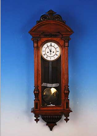 WANDUHR, GEBRüDER RESCH, EBENSEE, UM 1880/90, VERZIERTES UND GESCHNITZTES HOLZGEHäUSE, ORIG. BEKRöNUNG, DREISEITIG VERGLAST, ZWEIGE- TEILTES ...