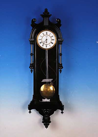 WANDUHR, GEBIET DER EHEM. K. U. K. MONARCHIE, VERZ. HOLZGEHäUSE, SEK. SCHWARZ GELACKT, DREISEITIG VERGLAST, RESTE ALTEN WURMBEFALLS, ...