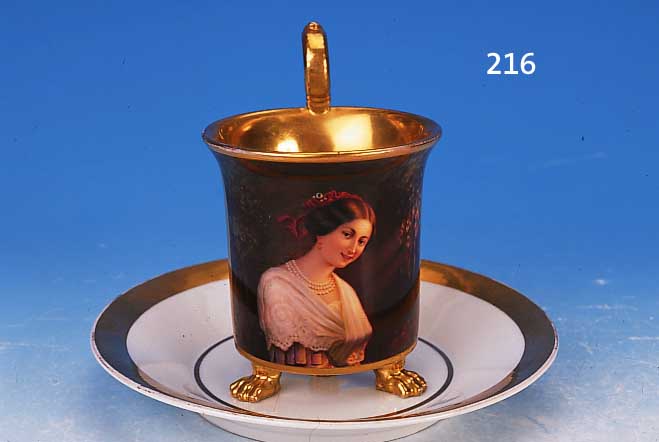 TASSE MIT UNTERTASSE, KPM BERLIN, UM 1830, PORZELLAN, SEHR FEINE BUNTE BEMALUNG, QUALI- TäTVOLLE DARSTELLUNG EINER JUNGEN FRAU, AUF AUF DREI ...