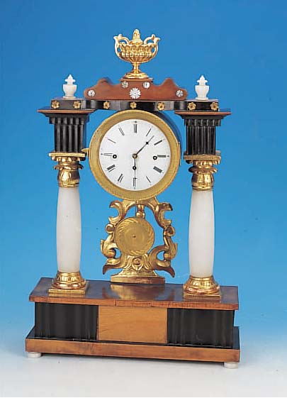 PORTALUHR, WIEN, UM 1830/40, VERZIERTES HOLZGEHäUSE, ZWEI VOLLPLASTISCHE ALABASTERSäULEN (GELOCKERT), KAPITELLE VERGOL-DET U. ...