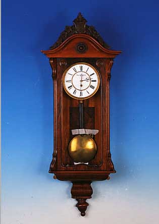 WANDUHR, WIEN, UM 1870/80, VERZIERTES HOLZGEHäUSE, ALTER WURMBEFALL, ORIG. BEKRöNUNG, DREISEITIG VERGLAST (EIN GLASFEHLT), ...