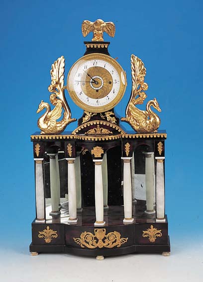 DEKORATIVE PORTALUHR, EMPIRE, WOHL WIEN, UM 1830, VERZIERTES HOLZGEHäUSE BESETZT MIT MESSINGAPPLIKATIONEN, IM GIEBELBEREICH STILI- SIERTE ...